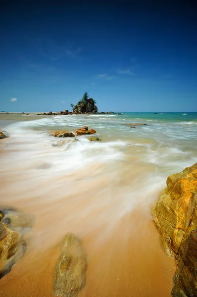 Océano azul con fondo de cielo azul . — Foto de Stock