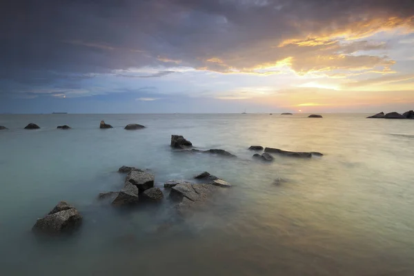 Larga exposición del paisaje marino al atardecer . — Foto de Stock