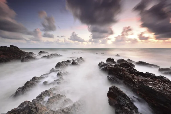 Hermosa larga exposición tiro de paisaje marino durante la salida del sol . — Foto de Stock