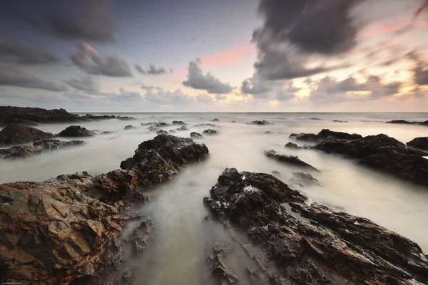 Hermosa larga exposición tiro de paisaje marino durante la salida del sol . — Foto de Stock