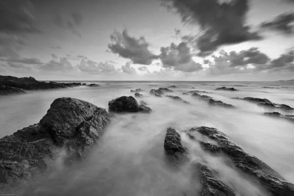 Captura de larga exposición de paisaje marino en blanco y negro . — Foto de Stock