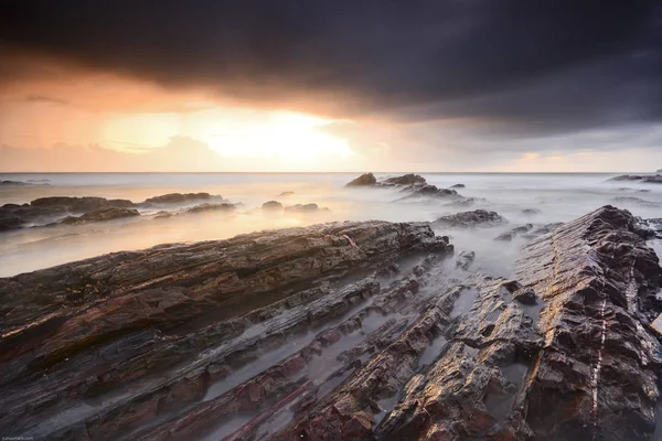 Naturaleza vista del paisaje marino durante el amanecer con nubes dramáticas cielo . — Foto de Stock