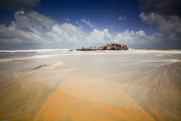 Hermosa vista del paisaje marino con fondo azul del cielo . — Foto de Stock