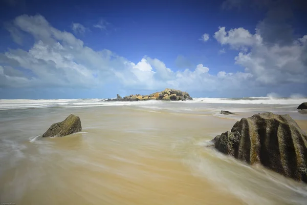 Hermosa vista del paisaje marino con fondo azul del cielo . — Foto de Stock