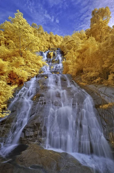Prachtige infrarood natuur waterval. — Stockfoto