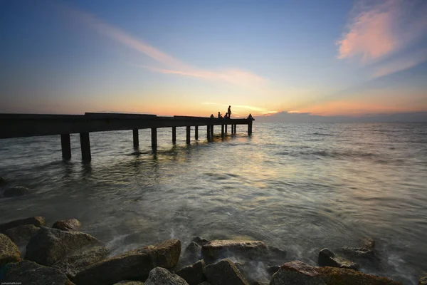 Beautiful Dusk Sky Over The Jetty At Seascape. — Stock Photo, Image