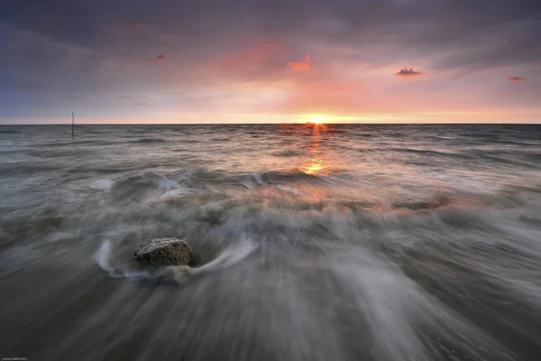 Hermoso paisaje marino atardecer mar y cielo horizonte . — Foto de Stock