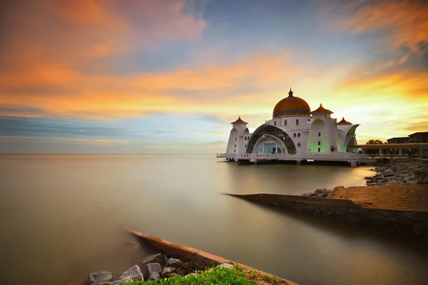 Güzel gün batımı görünümü üzerinde beyaz kayan Camii, Malacca, Malaysia.
