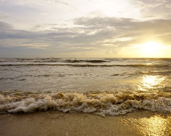 Güzel gün batımı gökyüzü görünümü Beach.