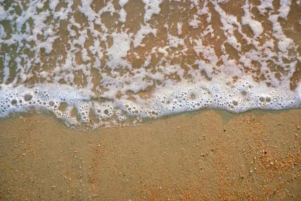 Zbliżenie na fali w piaszczystej plaży. — Zdjęcie stockowe