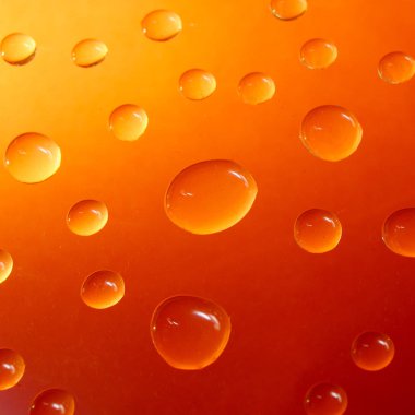 renkli arka plan üzerinde su damlaları.