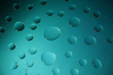 renkli arka plan üzerinde su damlaları.