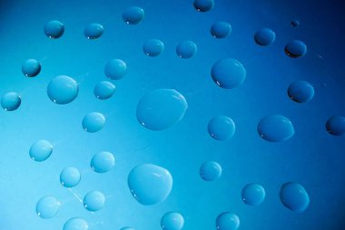 renkli arka plan üzerinde su damlaları.