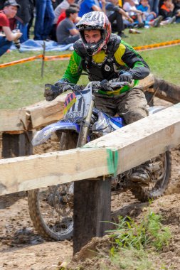 Enduro moto cross binici bir yolda 