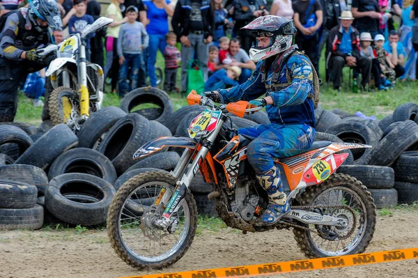 Enduro moto cross rider em uma pista — Fotografia de Stock