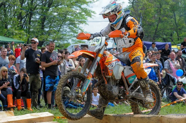 Enduro moto cross rider na torze — Zdjęcie stockowe