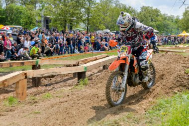 Enduro moto cross binici bir yolda 