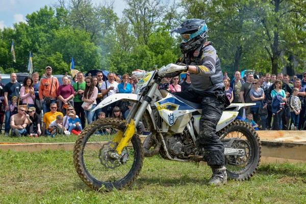 Enduro-Moto-Cross-Fahrer auf einer Strecke — Stockfoto