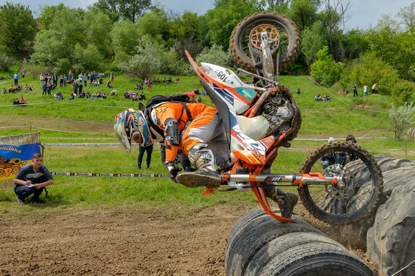 Enduro moto cross rider na torze — Zdjęcie stockowe