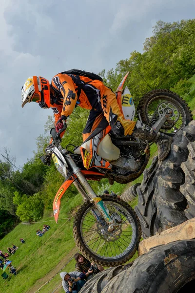 Enduro moto cross rider na torze — Zdjęcie stockowe