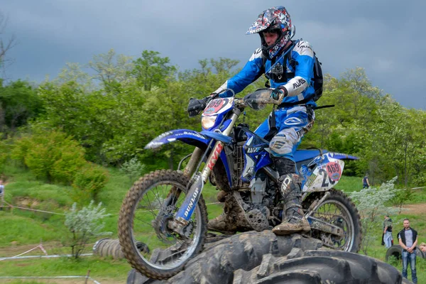 Enduro moto cross rider op een track — Stockfoto