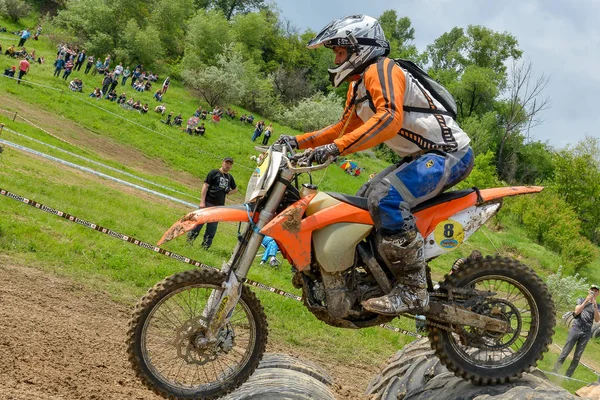 Enduro-Moto-Cross-Fahrer auf einer Strecke — Stockfoto