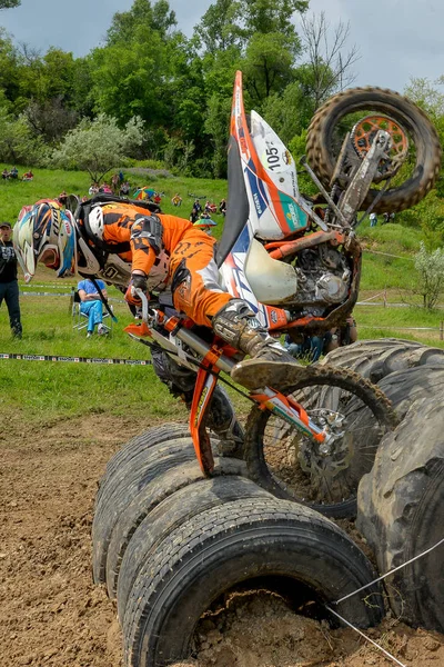 Enduro moto cross rider na torze — Zdjęcie stockowe