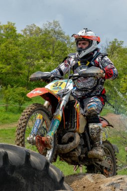 Enduro moto cross binici bir yolda 