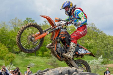 Enduro moto cross binici bir yolda 