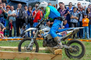 Enduro moto cross binici bir yolda 