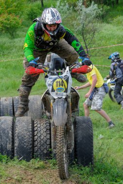 Enduro moto cross binici bir yolda 