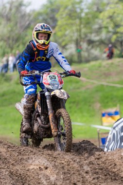 Enduro moto cross binici bir yolda 