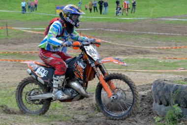 Enduro moto cross binici bir yolda 