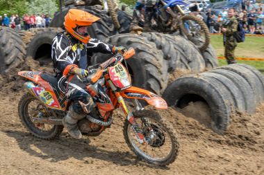 Enduro moto cross binici bir yolda 
