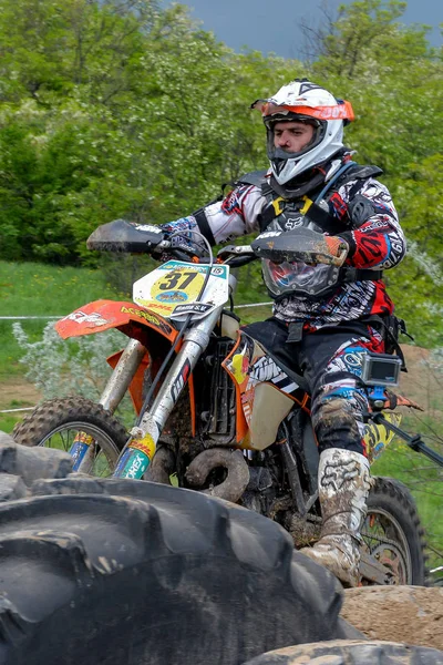 Enduro moto cross rider na torze — Zdjęcie stockowe