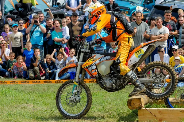 Enduro moto cross rider em uma pista — Fotografia de Stock