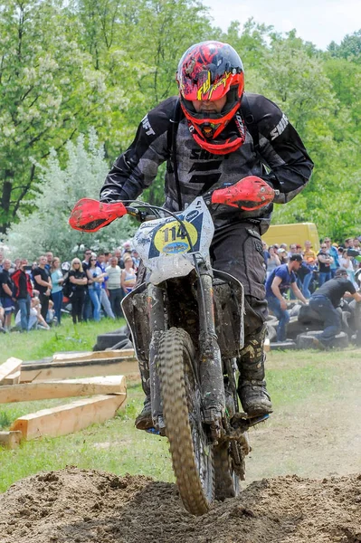 Enduro moto cross rider en una pista — Foto de Stock