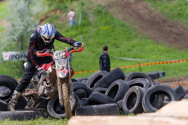 Enduro moto cross rider na torze — Zdjęcie stockowe