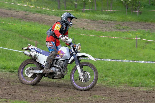 Enduro moto cross rider em uma pista — Fotografia de Stock