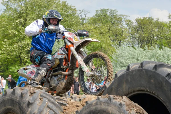 Enduro moto cross rider em uma pista — Fotografia de Stock