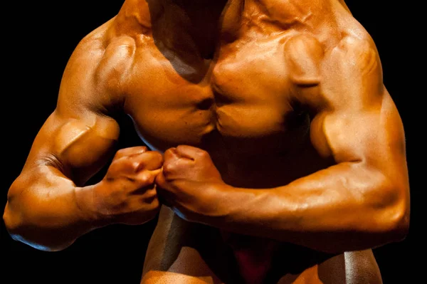 Parte do corpo do atleta de musculação — Fotografia de Stock