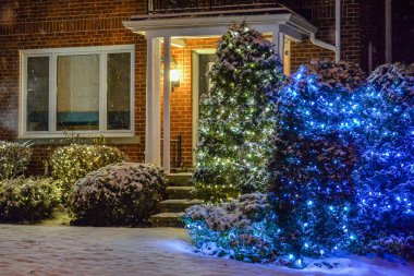 Noel için ışıklarla süslenmiş bir ev.