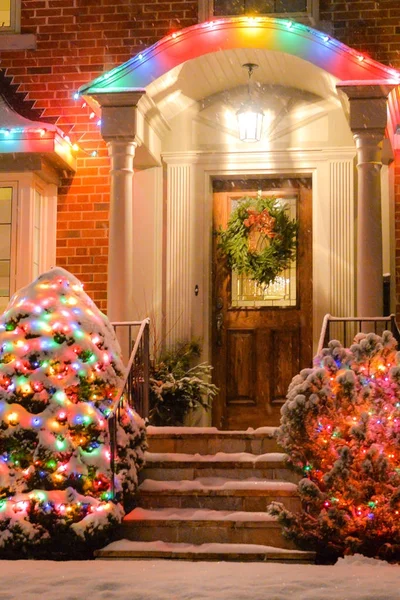 Noel için ışıklarla süslenmiş bir ev.