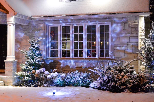 Noel için ışıklarla süslenmiş bir ev.