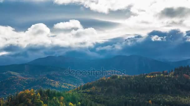 Nubes moviéndose bajo la montaña — Vídeos de Stock