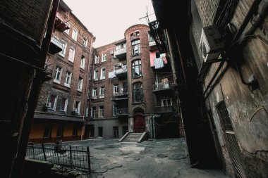 ODESSA, UKRAINE. Odessa 'daki eski avlu