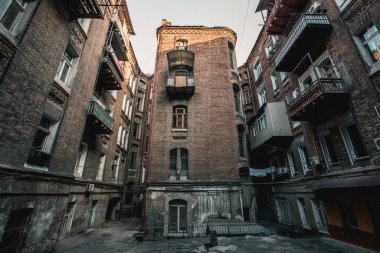 ODESSA, UKRAINE. Odessa 'daki eski avlu