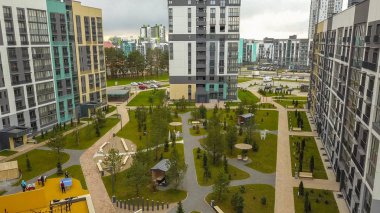 Güzel evleri ve modern avlusu olan yeni bir yerleşim yeri. Moskova. Rusya