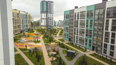 Güzel evleri ve modern avlusu olan yeni bir yerleşim yeri. Moskova. Rusya