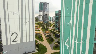 Güzel evleri ve modern avlusu olan yeni bir yerleşim yeri. Moskova. Rusya